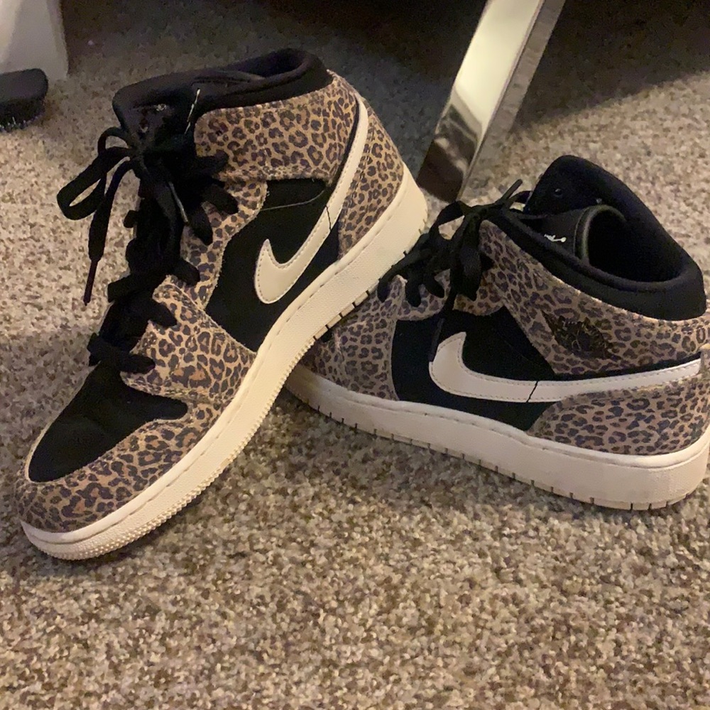 Size 6 AIR Jordan Mids